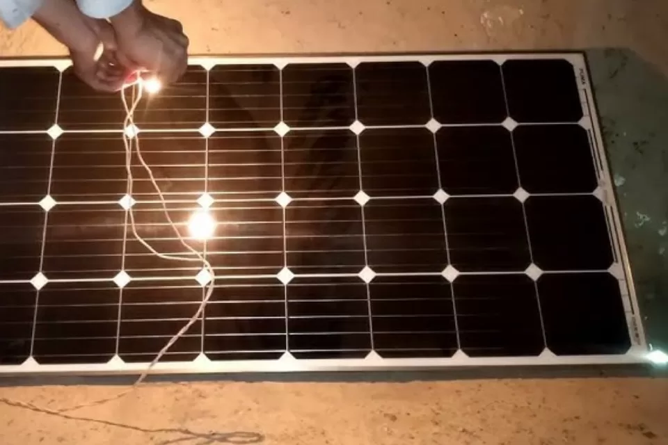 Produzir energia com painel solar usando luz artificial