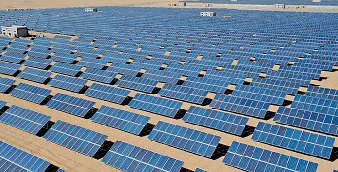 Los paneles solares se levantaron para la energía