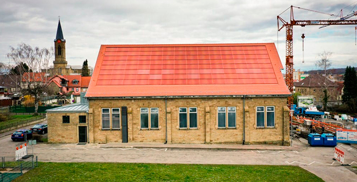 painel solar vermelho telhado