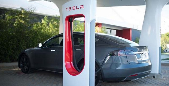 Unidade Tesla para carregamento de carros elétricos