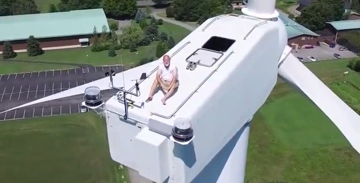 video-drone-homem-aerogerador